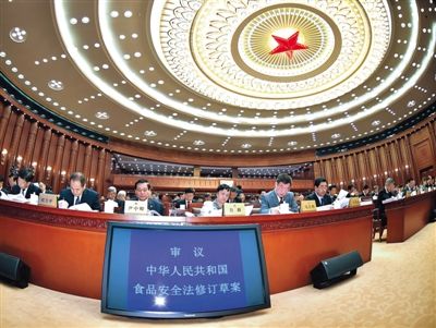 昨日，食品安全法修訂草案提交十二屆全國(guó)人大常委會(huì)第十四次會(huì)議進(jìn)行三審。 新華社記者 李濤 攝