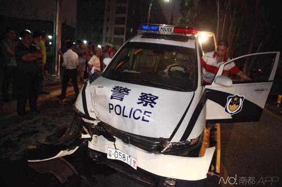 南都記者昨晚趕到現(xiàn)場(chǎng)時(shí)，交警及保險(xiǎn)公司已經(jīng)在處理事故，現(xiàn)場(chǎng)有很多圍觀者。