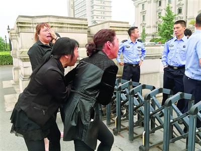 昨日，連恩青被執(zhí)行死刑。執(zhí)刑前，連恩青的父母和妹妹進(jìn)入溫嶺市看守所與連恩青見面，但其他親屬均被拒見最后一面。　本版圖片/CFP