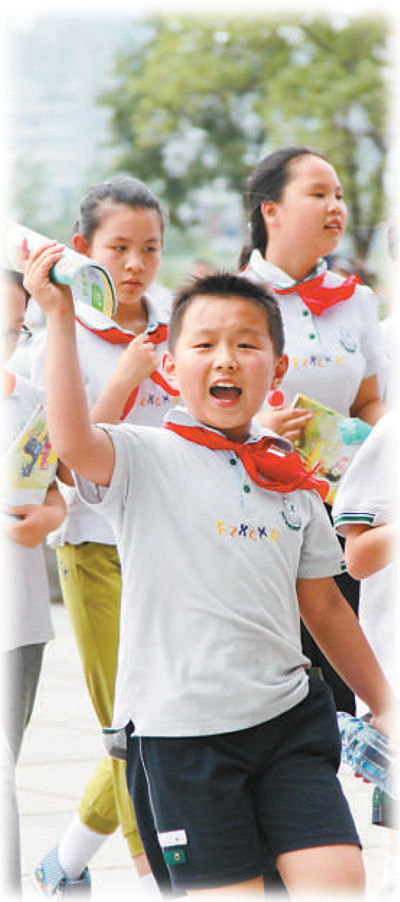 南京某小學(xué)學(xué)生在參加課外活動(dòng)。
