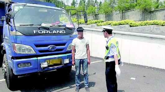 民警對持C1駕照駕駛大貨車、一年違法350余次的張某進(jìn)行批評教育。