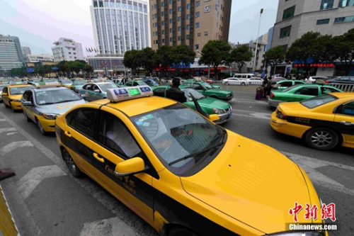 1月17日，福州華榕出租車公司期下的出租車在街頭候客。