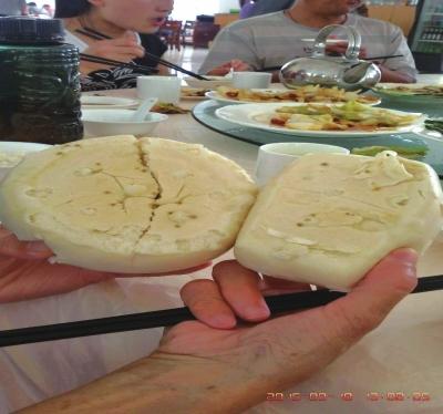 在參加山西游行程中，體驗(yàn)員發(fā)現(xiàn)團(tuán)餐中的饅頭已經(jīng)發(fā)霉。視頻截圖