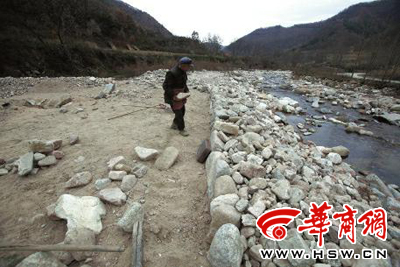 11月6日，93歲的鳳縣老人曾文財一吃完飯就又到河邊搬運石頭加固河堤了