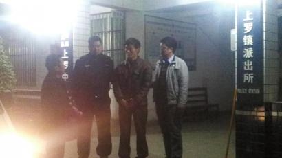 王強(qiáng)被抓獲歸案,右二為犯罪嫌疑人。