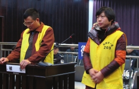 12月10日，衡陽市中級人民法院，顧湘陵（左）和妻子吳利君當庭接受庭審。圖/通訊員李建輝