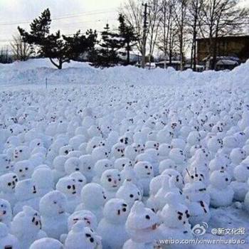 網(wǎng)傳“煙臺男子大學(xué)生堆1314個雪人表白”。微博圖