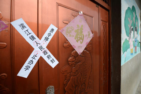 貴溪市濱江鎮(zhèn)春蕾幼兒園大門被貼上封條（2012年12月25日攝）。 攝影：新華社記者 周科