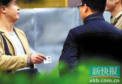 在進(jìn)行了近半個(gè)月暗訪調(diào)查中，有證販子告訴記者稱(chēng)，二代身份證買(mǎi)賣(mài)已形成產(chǎn)業(yè)鏈，不僅貨源穩(wěn)定，生意也是相當(dāng)紅火?！稣褟V場(chǎng)附近，一名男子正向記者兜售二代身份證。