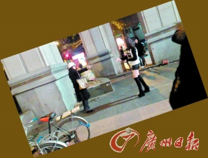 黑衣女拿著剪刀指著“保時(shí)捷女孩”。