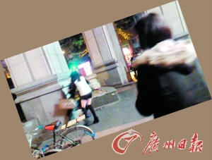 踢落剪刀后欲抱住黑衣女。