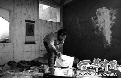 　西安市解放路與東大街十字西北角的一棟待拆遷的樓房中，陳露山整理自己每天看的報(bào)紙