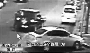 事發(fā)現(xiàn)場(chǎng)監(jiān)控錄像顯示，白圈內(nèi)的被害人老丁，正在牧馬人越野車(chē)旁收費(fèi)。 圖片來(lái)自電視截圖