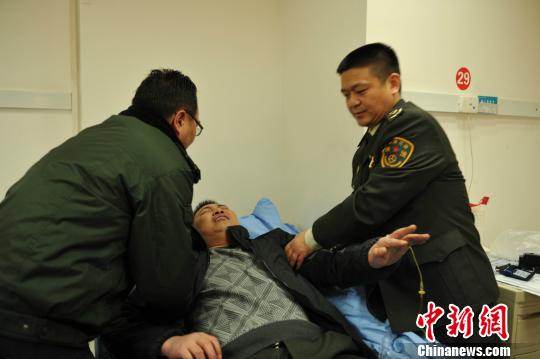 被“黑車”頂跑近5公里的執(zhí)法隊員周應鑄被送至醫(yī)院急救?！￠Z成全　攝