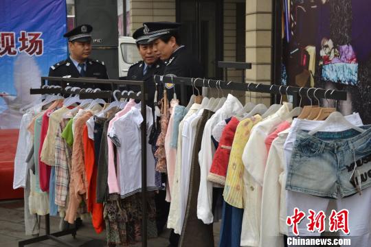 警方展示的部分被盜服裝?！∷瘟⒊z