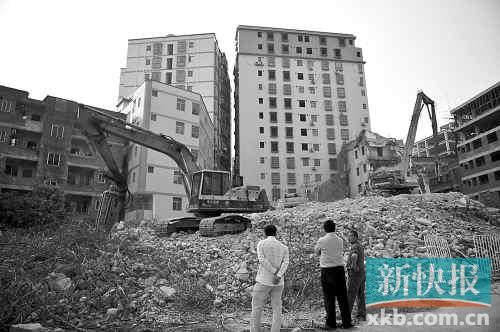 在無數(shù)次專項(xiàng)行動(dòng)和強(qiáng)拆風(fēng)暴的背后，是衍生出的各色潛規(guī)則。