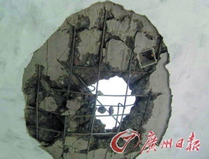 被雷電擊穿的民房。