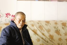 4月15日，劉爹爹的一只眼睛上有明顯的淤青。