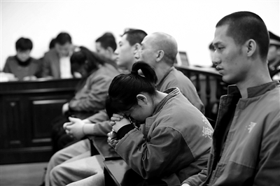 昨日，因涉嫌誘騙男網(wǎng)友進(jìn)行高額消費(fèi)，海淀區(qū)一咖啡廳負(fù)責(zé)人及“吧女”等14人受審。新京報(bào)記者 王貴彬 攝