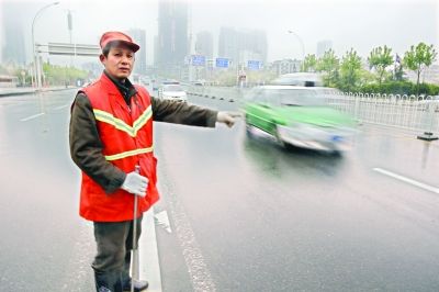 　肖慶旭師傅在事發(fā)地點(diǎn)講述經(jīng)過。記者李銳 攝