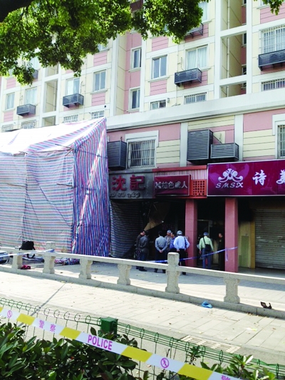 警方勘查事故現(xiàn)場。