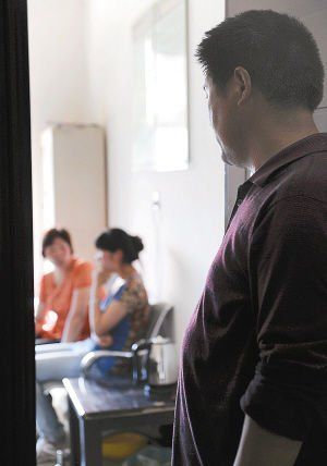 妻子在房內(nèi)勸說女兒時，楊師傅守在門外