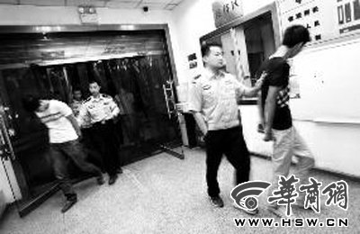 三人搶劫孕婦后，被警方和群眾合力抓獲 王警/攝
