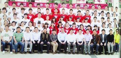 大家來(lái)找找，兩幅圖中有13人完全一致，你能找出來(lái)嗎？