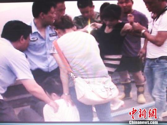 宗德宇緩緩靠近跳樓女子?！O程　攝