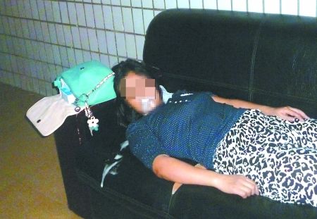 女子橫躺在沙發(fā)上口吐白沫。通訊員 康睿 記者 吳珊 攝