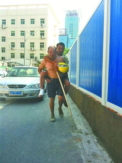 “謝謝，我們身上灰多，怕把車弄臟了”