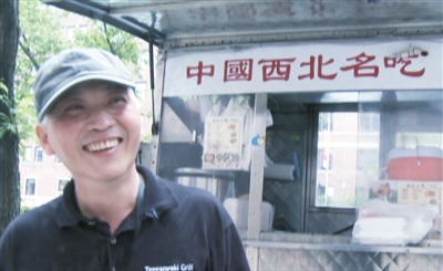 這是謝云峰在美國紐約街頭餐車前的視頻截圖。