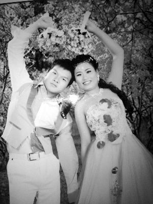結(jié)婚照中的阿妮笑容燦爛，現(xiàn)實(shí)中，這對(duì)“跨國(guó)速成夫妻”還處在并不愉快的磨合過(guò)程中 本版均為資料圖片
