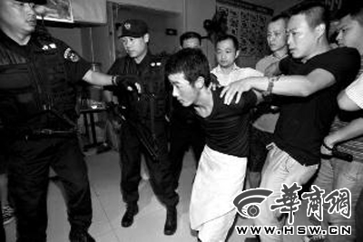 犯罪嫌疑人韓牙某圍著圍裙在廚房內(nèi)拉面，被民警抓獲 本報(bào)記者 鄧小衛(wèi) 攝