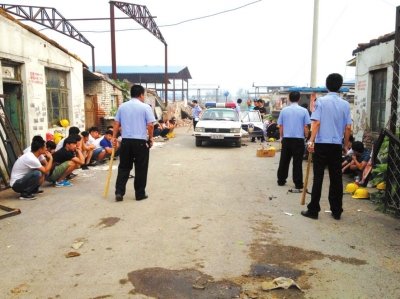 民警繳獲木棍。 讀者供圖