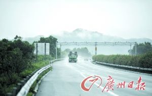 　當(dāng)天事故發(fā)生的現(xiàn)場(chǎng)處于一個(gè)彎道，很多司機(jī)反映說(shuō)來(lái)不及減速。