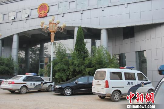 泊頭市人民法院院內(nèi)仍停有無(wú)牌制式警車(chē)，涉事人員與記者沖突地點(diǎn)僅距法院不足50米。穆玉良 攝