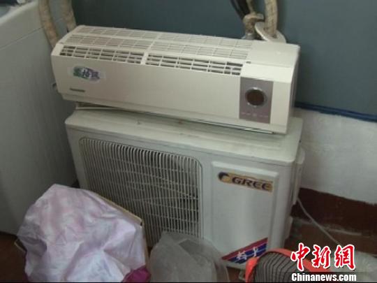 民警從嫌疑人家中搜到空調(diào)等生活用品。 拾冠之 攝