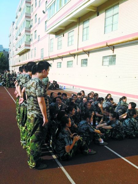 女孩們說，這道“人影陰涼”，為高中時(shí)代的記憶鑲上了一顆珍珠 網(wǎng)友供圖