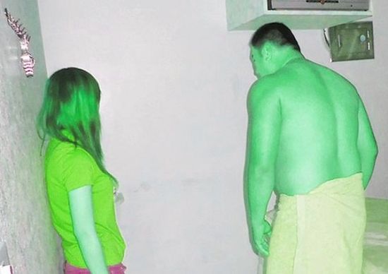 高雄黃姓男子(右)懷疑女友在“喇叭店”兼差，前往調(diào)查順便消費(fèi)時(shí)被警方逮個(gè)正著。(圖／東森新聞)