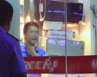 打劫男把玻璃片抵在脖子上，與民警對(duì)峙