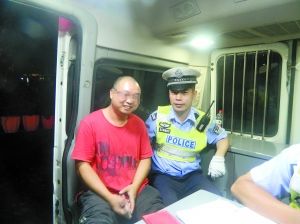 冉強開心地接受了民警的處罰和教育。高新區(qū)交巡警支隊供圖