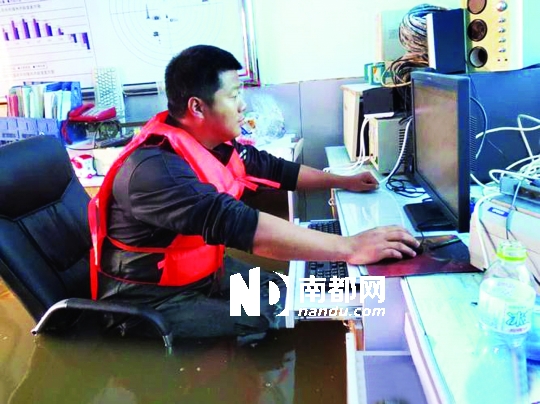 8月31日，黑龍江撫遠(yuǎn)氣象局人員在工作中，洪水已將椅座淹沒(méi)。圖片來(lái)源：中國(guó)氣象網(wǎng)