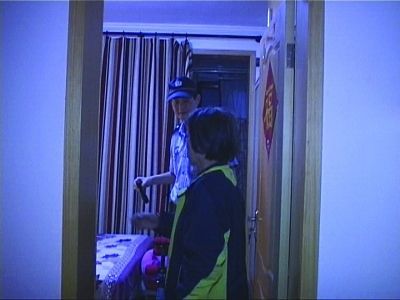 民警幫老人檢查沒發(fā)現(xiàn)有炸彈。