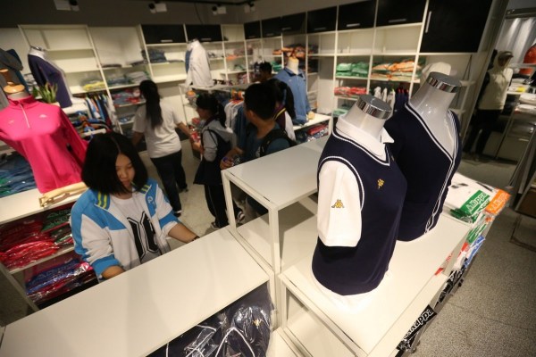 　9月12日，北京，十一學(xué)校在推出三大類、超過40款“最潮”校服，吸引學(xué)生搶購。