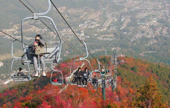 　香山公園“吊籃式”纜車除防護杠外，無其他防護措施。（資料圖）