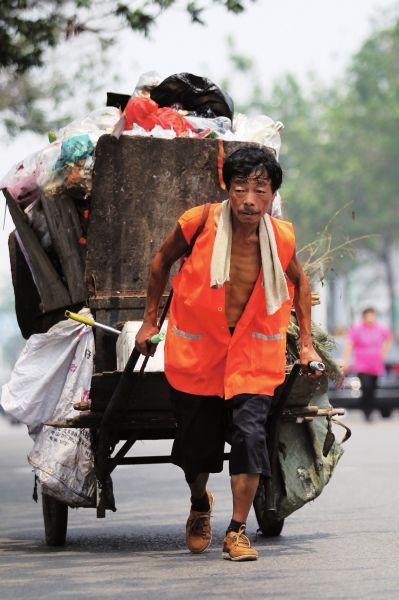 滿滿一車?yán)辽儆?00斤。本版圖文均據(jù)CFP