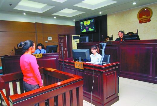    9月29日，萬州區(qū)人民法院，被告王桂娟（化名）在庭審現(xiàn)場(chǎng)。 重慶晨報(bào)記者 胡杰 實(shí)習(xí)生 黃敬坤 攝
