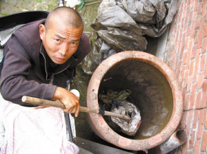 鄭艷良講述鋸?fù)冉?jīng)過。本報記者 汪洋 攝