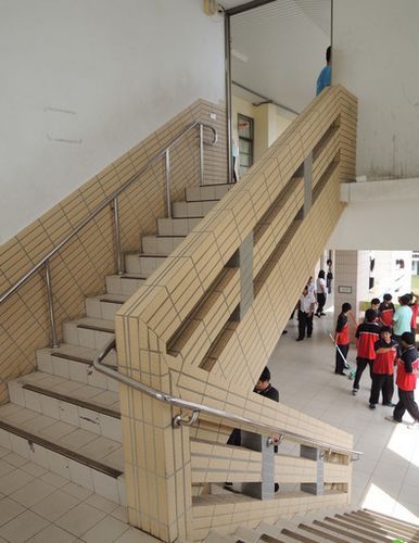 高職樓梯口傳出情殺，嚇壞一群學生。圖片來源：臺灣媒體